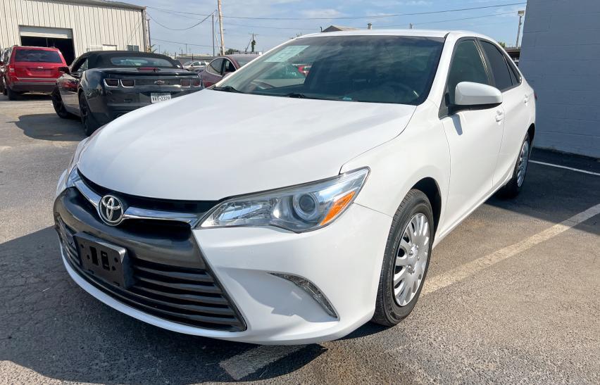 4T4BF1FK2FR492393 - 2015 TOYT CAMRY LE 白色 照片 2