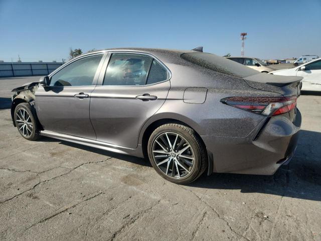 4T1T11AK0NU679117 - 2022 TOYOTA CAMRY SE Մոխրագույն լուսանկար 2