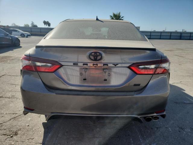 4T1T11AK0NU679117 - 2022 TOYOTA CAMRY SE Մոխրագույն լուսանկար 6