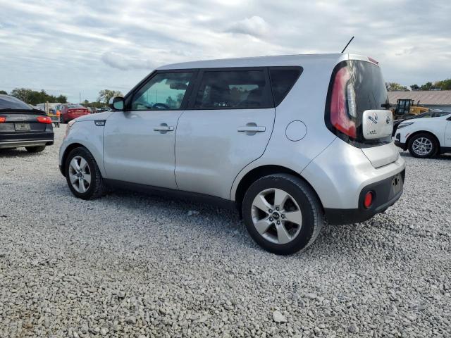 KNDJN2A23J7572688 - 2018 KIA SOUL 银色 照片 2