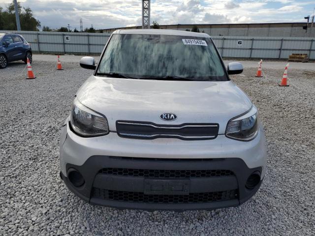 KNDJN2A23J7572688 - 2018 KIA SOUL 银色 照片 5