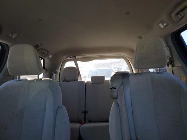 5TDKK3DC5CS215268 - 2012 TOYOTA SIENNA LE RED photo 10