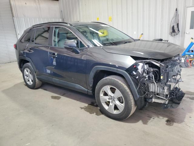 2T3P1RFV5MC157416 - 2021 TOYOTA RAV4 XLE GRAY photo 4