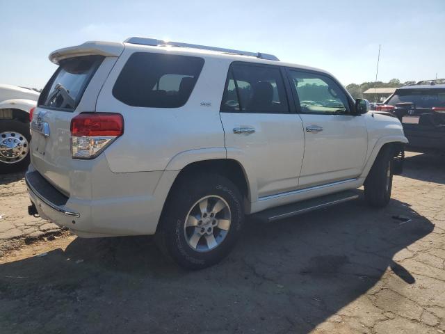 JTEZU5JR2B5024646 - 2011 TOYOTA 4RUNNER SR5 WHITE photo 3