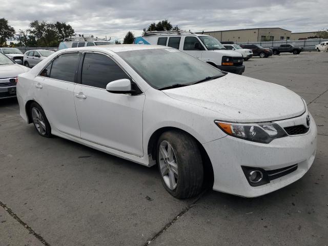 4T1BF1FK1EU804700 - 2014 TOYOTA CAMRY L WHITE photo 4