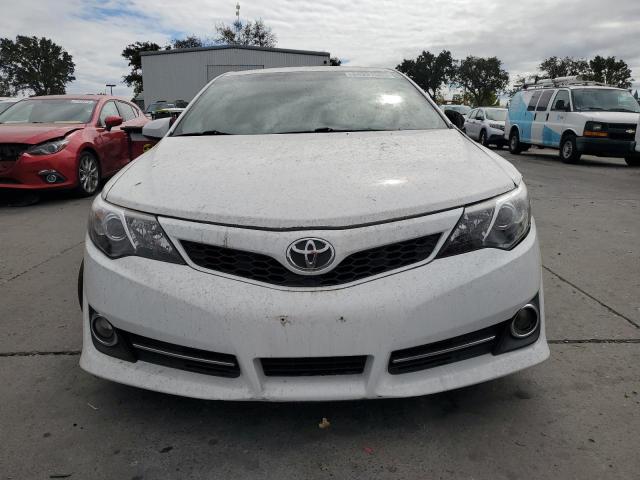 4T1BF1FK1EU804700 - 2014 TOYOTA CAMRY L WHITE photo 5