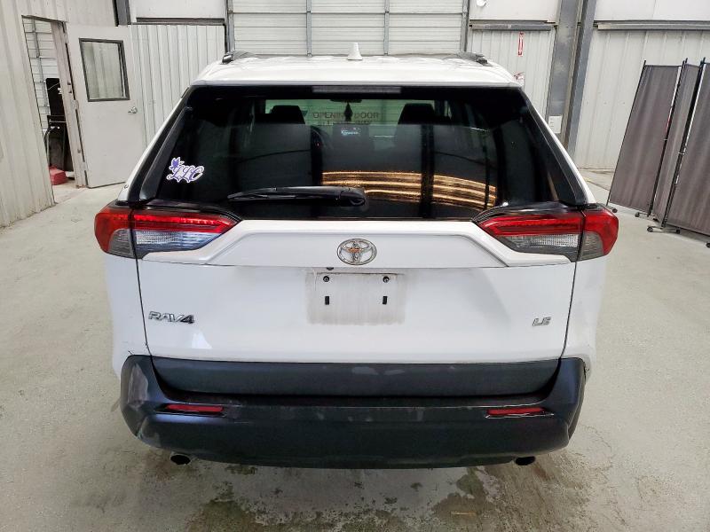 2T3H1RFV4MW155451 - 2021 TOYOTA RAV4 LE 白色 照片 6