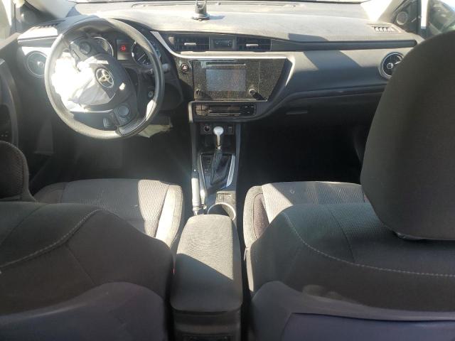 5YFBURHE8JP811439 - 2018 TOYOTA COROLLA L Күміс фото 8