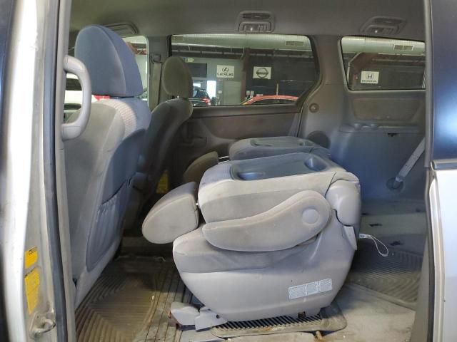 5TDJK4CC0AS029959 - 2010 TOYOTA SIENNA LE Сріблястий фото 11