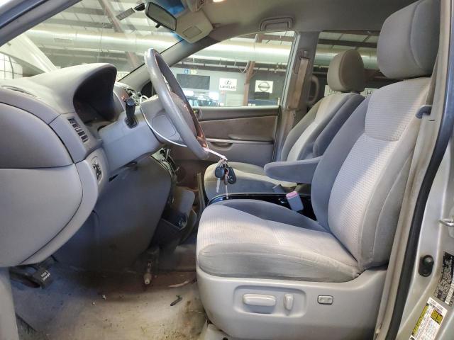 5TDJK4CC0AS029959 - 2010 TOYOTA SIENNA LE Сріблястий фото 7