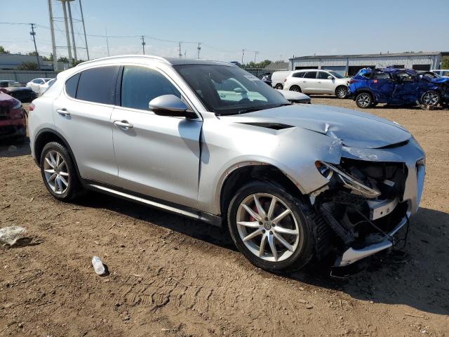 ZASFAKBN0J7C21979 - 2018 ALFA ROMEO STELVIO TI Silber Foto 4