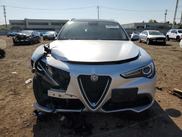 ZASFAKBN0J7C21979 - 2018 ALFA ROMEO STELVIO TI Silber Foto 5