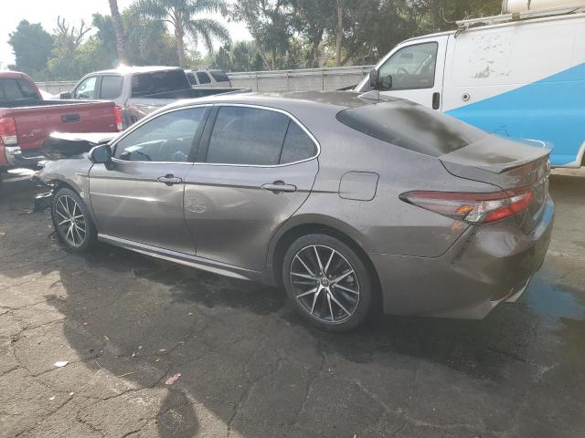 4T1T11AK1MU545117 - 2021 TOYOTA CAMRY SE GRAY photo 2