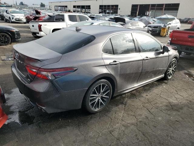 4T1T11AK1MU545117 - 2021 TOYOTA CAMRY SE GRAY photo 3