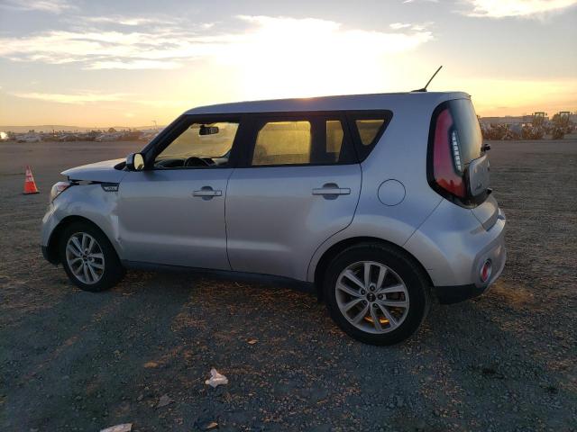 KNDJP3A5XJ7623372 - 2018 KIA SOUL + SILVER photo 2