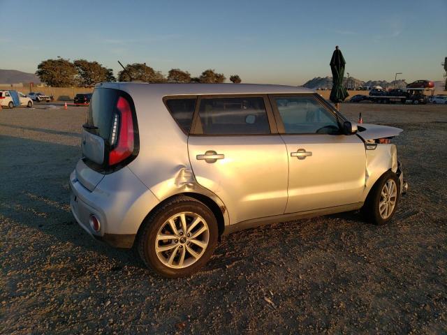 KNDJP3A5XJ7623372 - 2018 KIA SOUL + SILVER photo 3