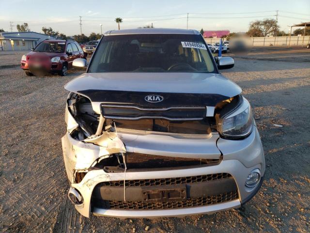 KNDJP3A5XJ7623372 - 2018 KIA SOUL + SILVER photo 5