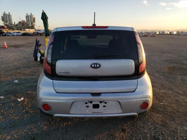 KNDJP3A5XJ7623372 - 2018 KIA SOUL + SILVER photo 6