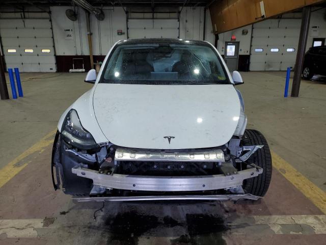 7SAYGDEE6NF422716 - 2022 TESLA MODEL Y Weiß Foto 5