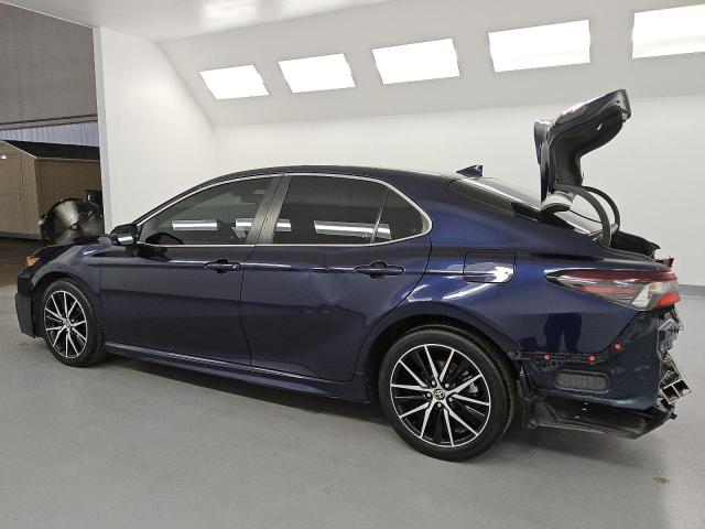 4T1G11AK0MU452784 - 2021 TOYOTA CAMRY SE BLUE photo 2