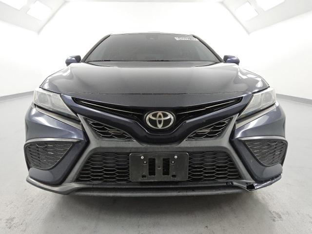 4T1G11AK0MU452784 - 2021 TOYOTA CAMRY SE BLUE photo 5