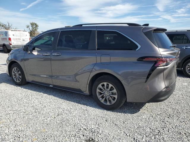 5TDYRKEC9PS146721 - 2023 TOYOTA SIENNA XLE GRAY photo 2