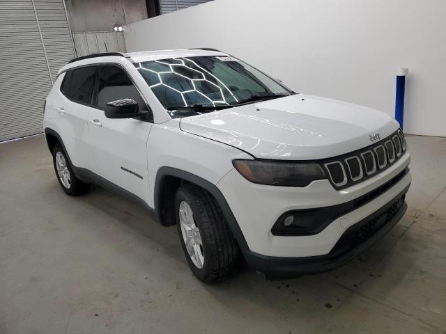 3C4NJCBB7NT137742 - 2022 JEEP COMPASS LATITUDE WHITE photo 4