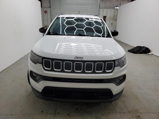 3C4NJCBB7NT137742 - 2022 JEEP COMPASS LATITUDE WHITE photo 5