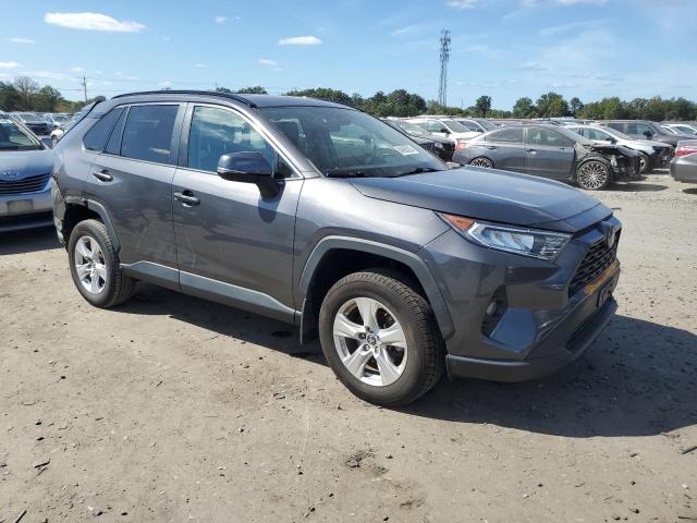 2T3P1RFV3LW103903 - 2020 TOYOTA RAV4 XLE GRAY photo 4