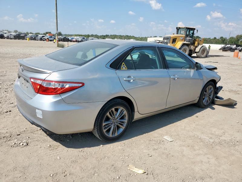 4T1BF1FK7GU610157 - 2016 TOYOTA CAMRY LE 银色 照片 3