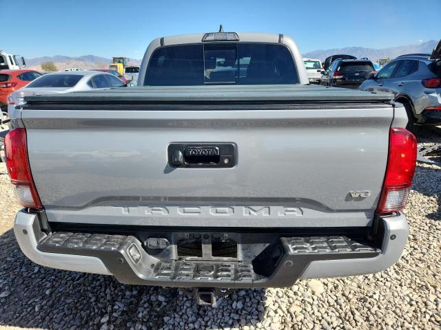 3TMCZ5AN1JM174071 - 2018 TOYOTA TACOMA DOUBLE CAB GRAY photo 6