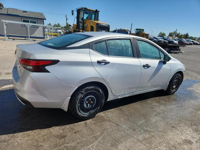 3N1CN8DV9SL815258 - 2025 NISSAN VERSA S Күміс фото 3