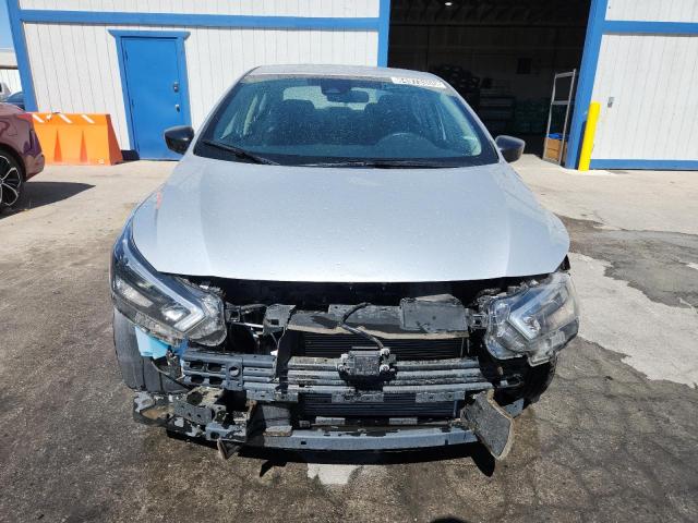 3N1CN8DV9SL815258 - 2025 NISSAN VERSA S Күміс фото 5