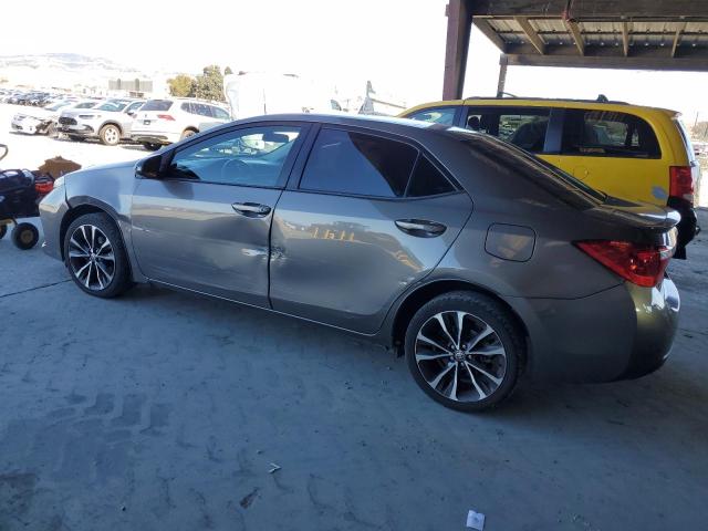 2T1BURHE9JC042241 - 2018 TOYOTA COROLLA L GRAY photo 2