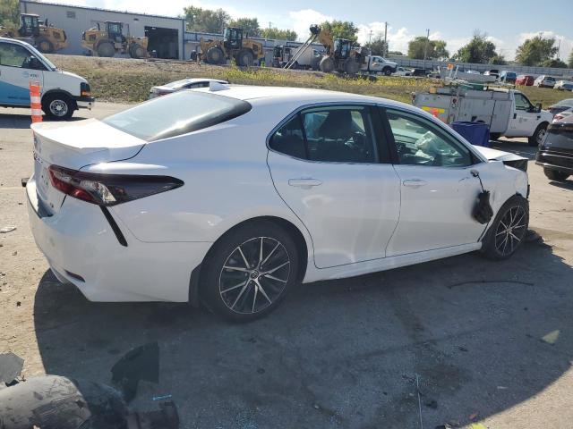 4T1G11AK3MU425689 - 2021 TOYOTA CAMRY SE WHITE photo 3