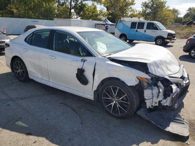 4T1G11AK3MU425689 - 2021 TOYOTA CAMRY SE WHITE photo 4