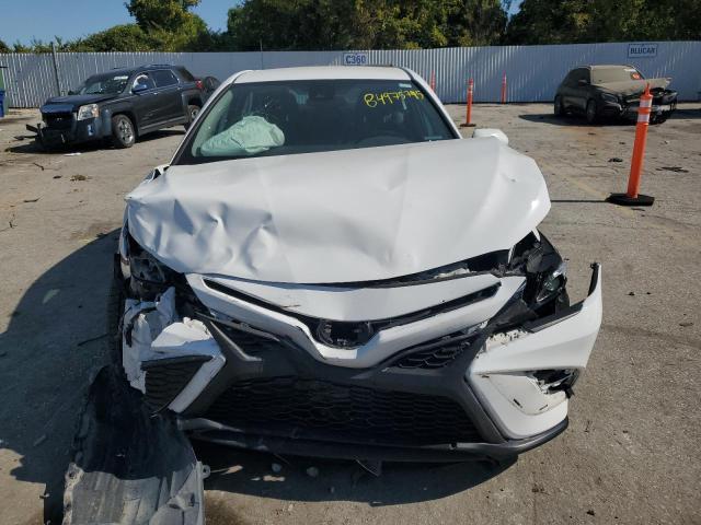 4T1G11AK3MU425689 - 2021 TOYOTA CAMRY SE WHITE photo 5