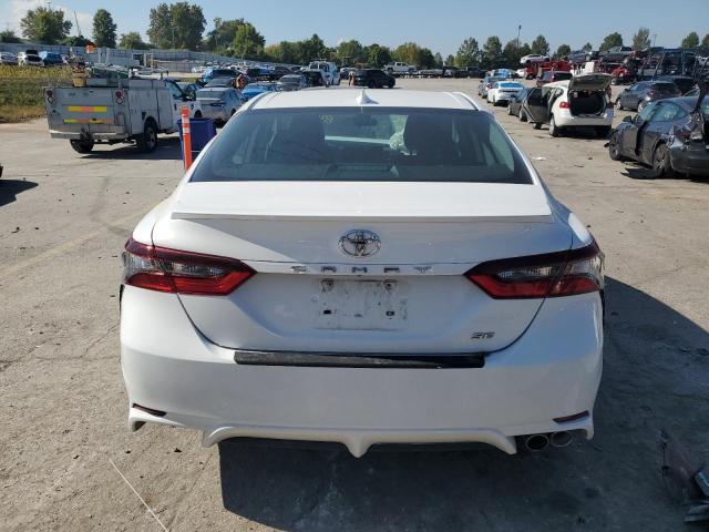 4T1G11AK3MU425689 - 2021 TOYOTA CAMRY SE WHITE photo 6