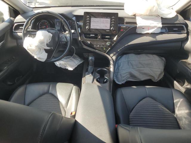 4T1G11AK3MU425689 - 2021 TOYOTA CAMRY SE WHITE photo 8