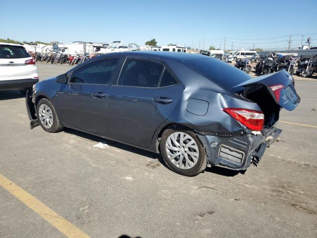 2T1BURHE8JC039864 - 2018 TOYOTA COROLLA L Blau Foto 2