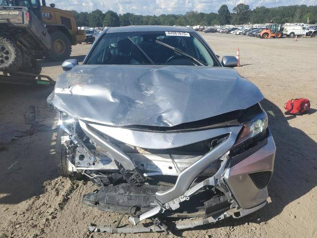 4T1G11AK2LU922618 - 2020 TOYOTA CAMRY SE SILVER photo 5