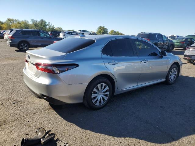 4T1C31AK3MU551351 - 2021 TOYOTA CAMRY LE SILVER photo 3