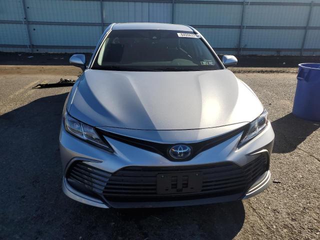 4T1C31AK3MU551351 - 2021 TOYOTA CAMRY LE SILVER photo 5