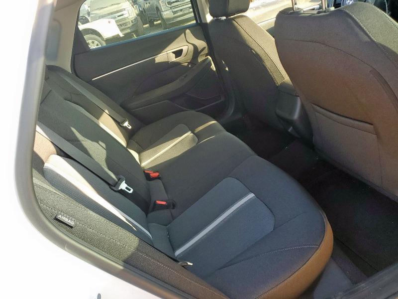 5NPEG4JAXMH111423 - 2021 HYUNDAI SONATA SE Weiß Foto 10