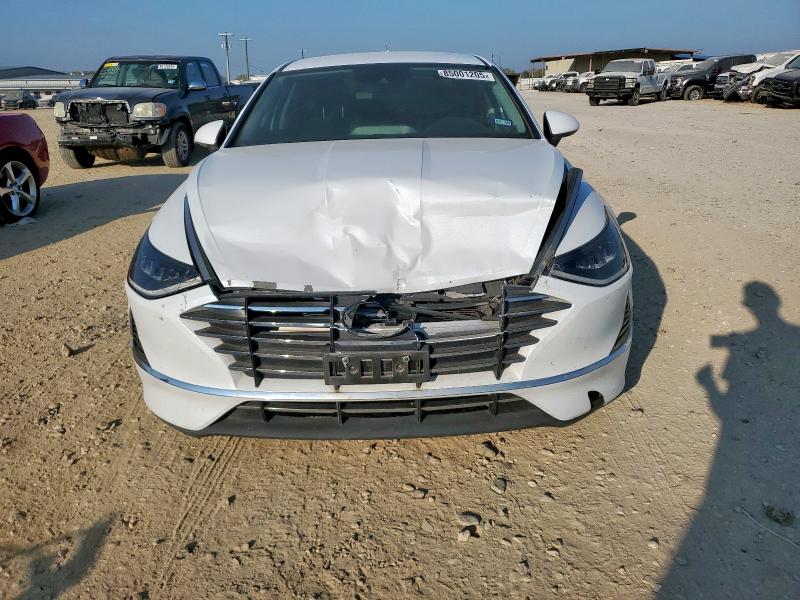 5NPEG4JAXMH111423 - 2021 HYUNDAI SONATA SE Weiß Foto 5