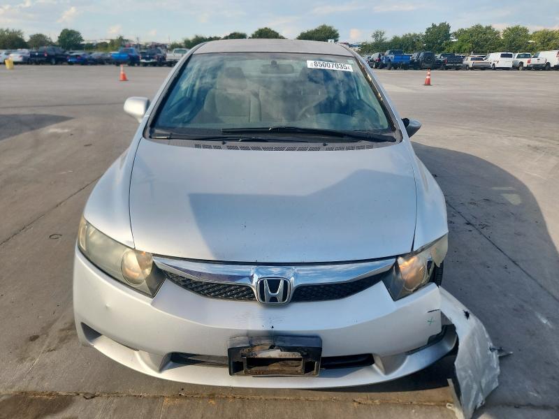 19XFA16599E026214 - 2009 HONDA CIVIC LX SILVER photo 5