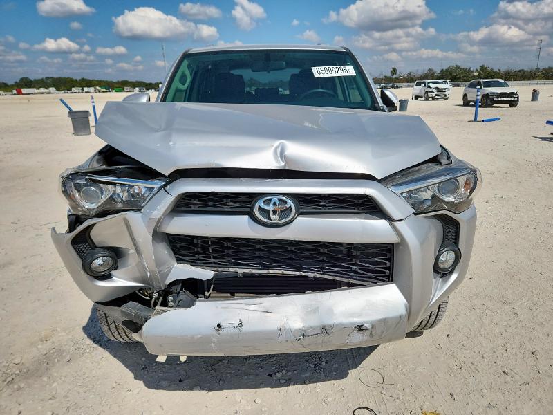 JTEBU5JRXJ5571647 - 2018 TOYOTA 4RUNNER SR5/SR5 PREMIUM Gümüş fotoğraf 5
