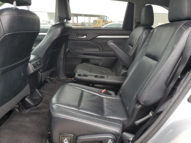 5TDKKRFH7GS136041 - 2016 TOYOTA HIGHLANDER XLE SILVER photo 10