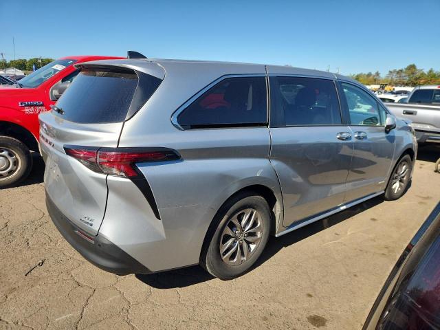5TDYSKFC3MS009479 - 2021 TOYOTA SIENNA XLE 银色 照片 3