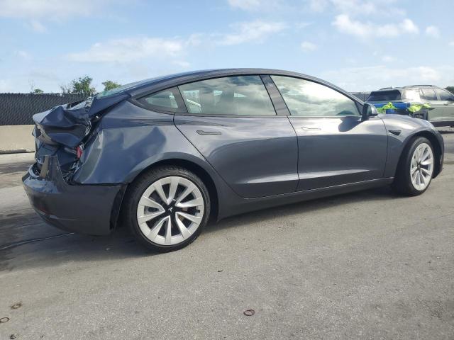 5YJ3E1EA3PF596576 - 2023 TESLA MODEL 3 Gris foto 3